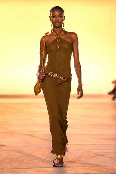 Look 16